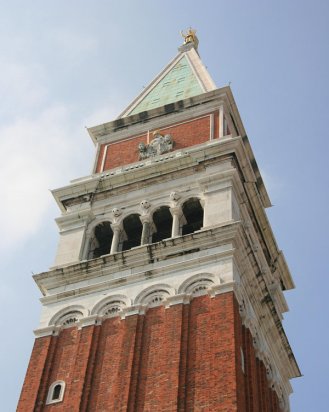 campanario-san-marcos-venecia-cerca