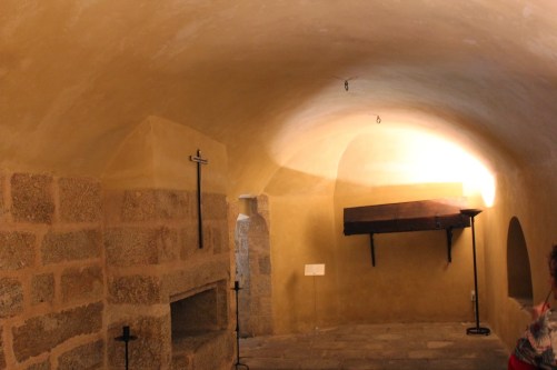 CUACOS DE yUSTE (CACERES) MONASTERIO DE SAN JERONIMO.CRIPTA DEBAJO SEL ALTAR MAYOR EN DONDE EL EMPERARDOR DISPUSOO FUERA SU ENTERRAMIENTO