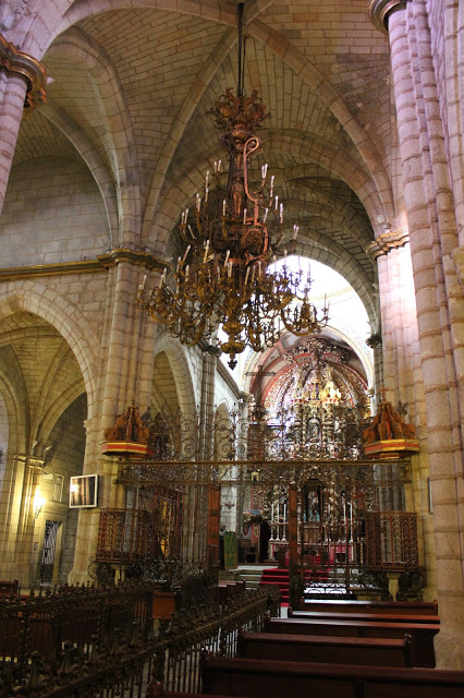 BADAJOZ . CATEDRAL DE SAN JUAN.NAVE CENTRAL CON RETABLO DEL ALTAR MAYOR CHURRIGERESCO DE 1708 (1)