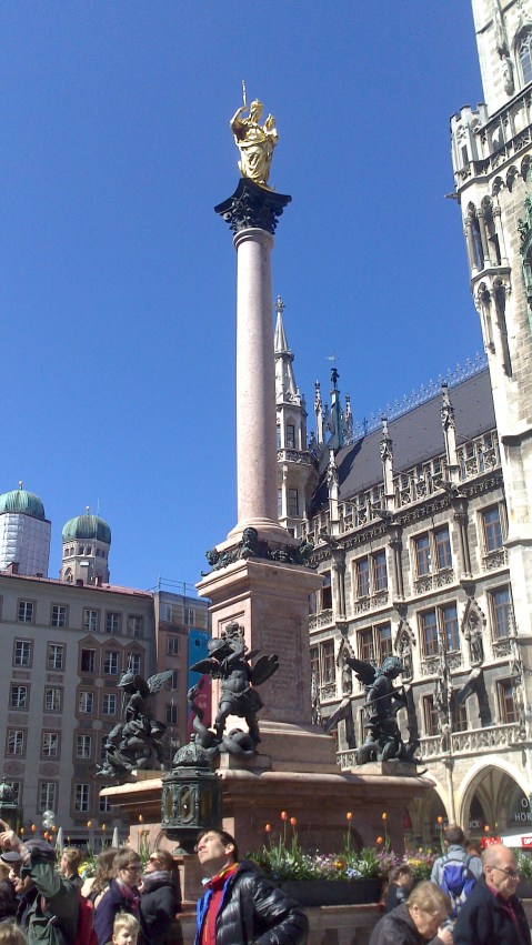 marienplatz-estatua-de-la-virgen