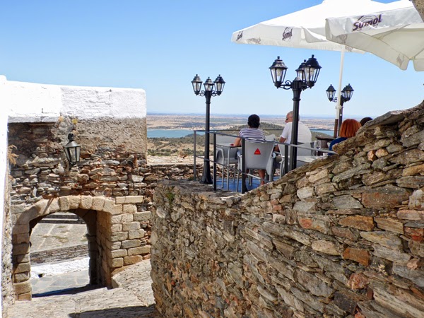 taverna-os-templarios-con-arco-do-buraco