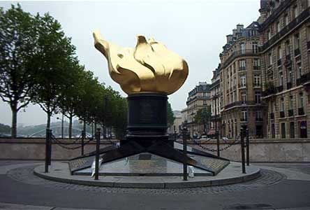 llama de la libertad parís