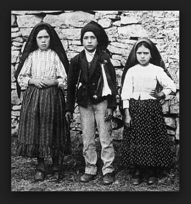 los-tres-pastorcitos-y-la-aparicion-el-13-de-mayo-de-la-virgen-de-fatima