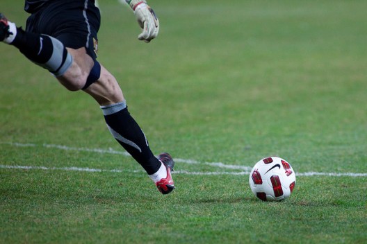 futbol-portero-chutando-saque-de-porteria