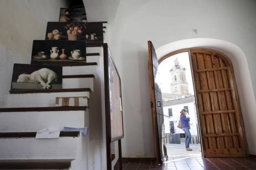 Casa de las Cultura de Fuente de Cantos. Al fondo la Iglesia de