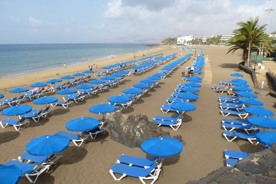 Lanzarote,_Puerto_del_Carmen,_Playa_Grande